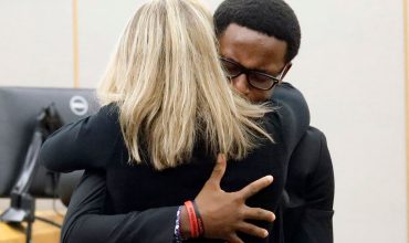 Brat zavraždeného objal vrahyňu priamo na súde: “Mám Vás rád ako človeka.”