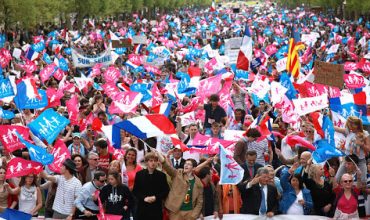 V Paríži sa koná masová demonštrácia proti Macronovým zákonom o oplodňovaní lesbických párov