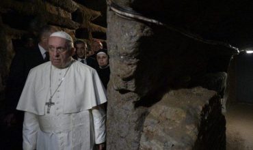 Pamiatku zosnulých slávil pápež František v Priscilliných katakombách