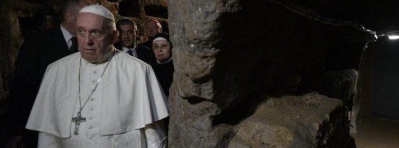 Pamiatku zosnulých slávil pápež František v Priscilliných katakombách