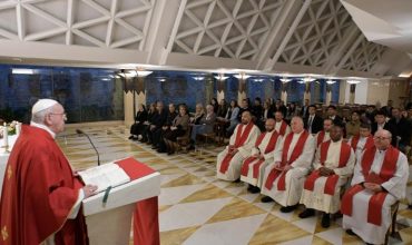 Pápež František: Diabol útočí zo závisti, že Boh sa stal jedným z nás