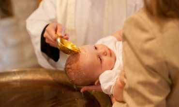 Francúzski biskupi rozhodli odstrániť pojem otec a matka z krstných listov