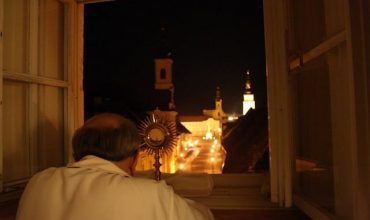 Arcibiskup Ján Orosch o polnoci udeľuje eucharistické požehnanie