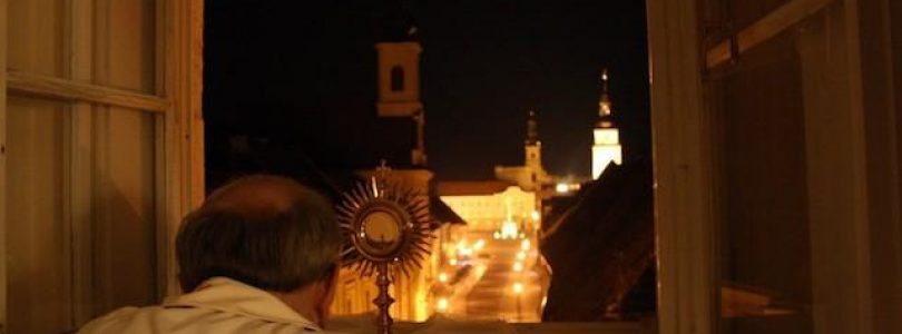 Arcibiskup Ján Orosch o polnoci udeľuje eucharistické požehnanie