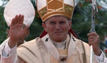 Premeniť svoj kríž na lásku – kard. Comastri spomína na sv. Jána Pavla II.