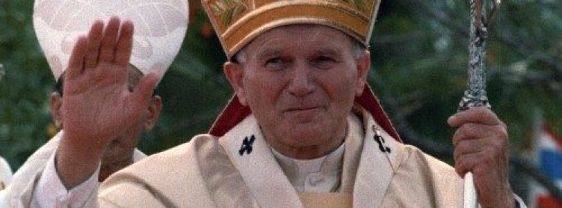 Premeniť svoj kríž na lásku – kard. Comastri spomína na sv. Jána Pavla II.