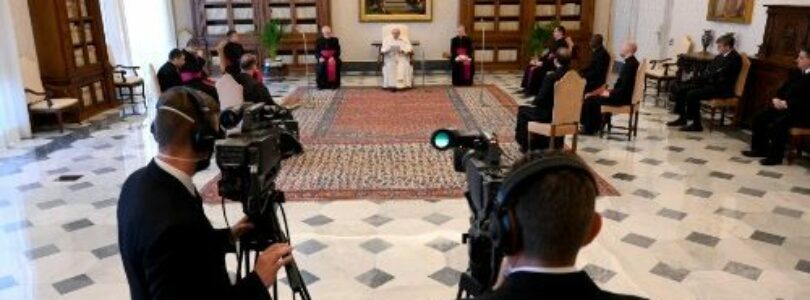 Posolstvo Svätého Otca na Deň médií: „Aby si rozprával svojim deťom a vnukom“