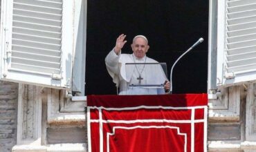 Anjel Pána s pápežom Františkom: Trojica je Láska, celá v službe svetu