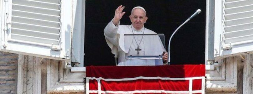 Anjel Pána s pápežom Františkom: Trojica je Láska, celá v službe svetu