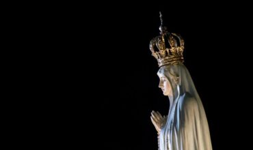 Panna Mária sa vo Fatime predstavila ako Sedembolestná.