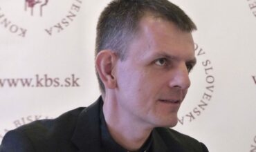 Hovorca KBS po prirovnaní vakcíny ku Kristovi vyzdvihol TV Lux