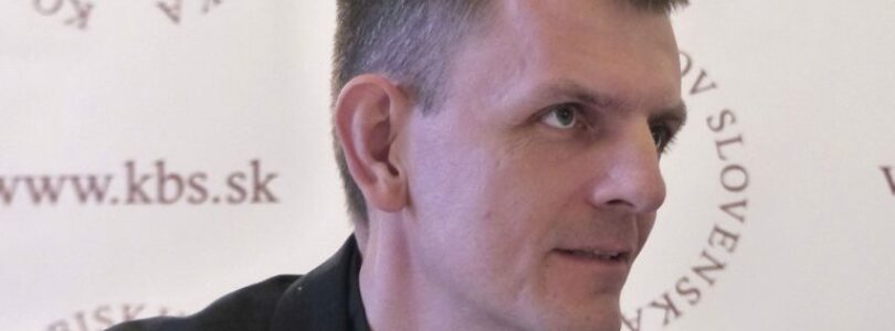 Hovorca KBS po prirovnaní vakcíny ku Kristovi vyzdvihol TV Lux