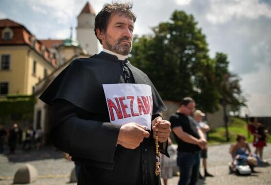 Farár Kuffa odkazuje Hegerovi: Nemáte právo nútiť ľudí očkovať sa morálne závadnými vakcínami